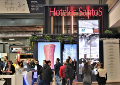 Stand de Hoteles Santos en evento