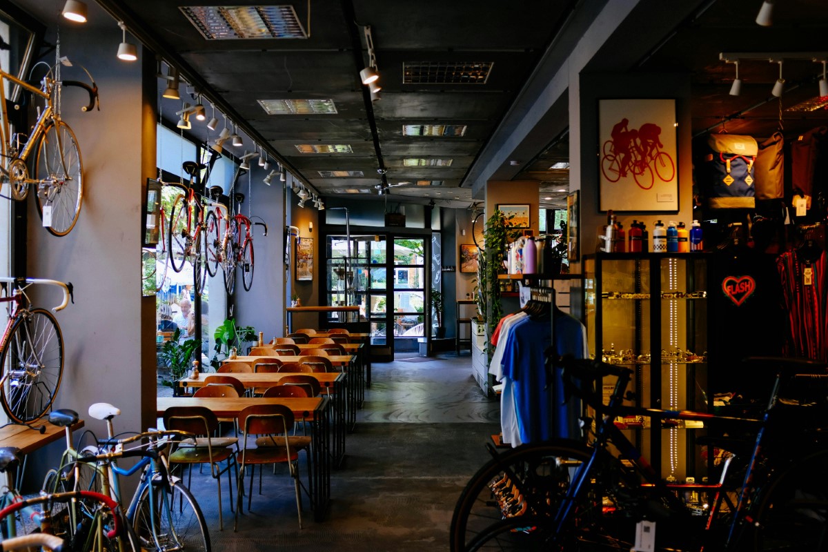 Tienda de ropa, bicicletas y cafetería 